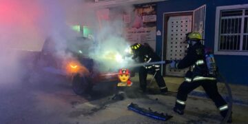 Se incendia camioneta mientras circulaba por la colonia Sánchez Celis en Mazatlán