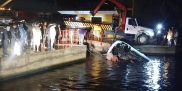 Siete jóvenes mueren ahogados al irse su camioneta a un río