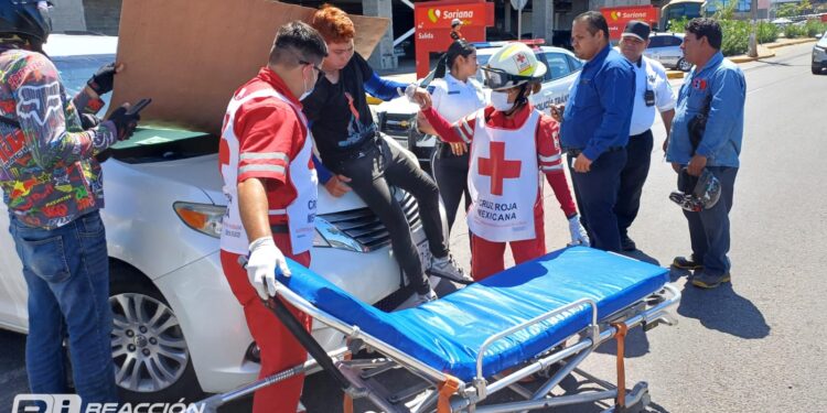 Motociclista choca contra camioneta que le corta el paso en Avenida Reforma