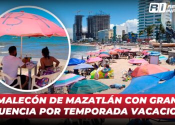 Malecón de Mazatlán con gran afluencia por temporada vacacional