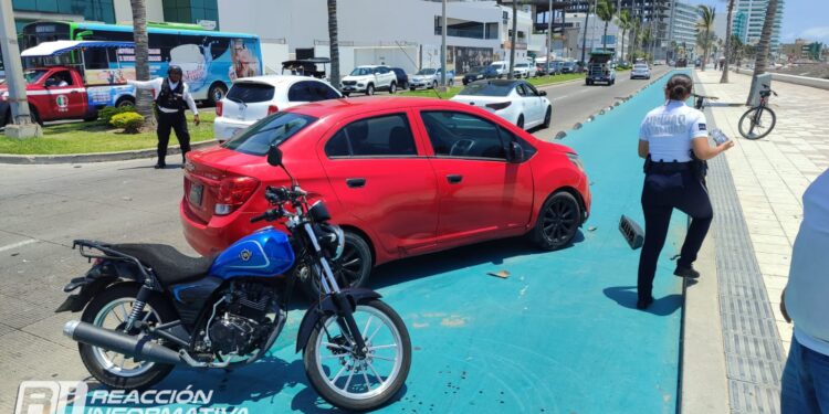 Tractocamión realiza maniobras en malecón y provoca choque múltiple
