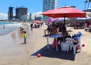 Vendedores de playa en Mazatlán experimentan buenas ventas por incremento turístico