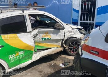 Chocan ambulancia y taxi en Av. Zaragoza del centro