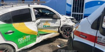Chocan ambulancia y taxi en Av. Zaragoza del centro
