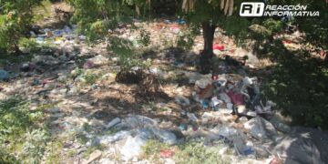 Ciudadanos burlan la autoridad; convierten en depósito de escombros a Estero del Infiernillo