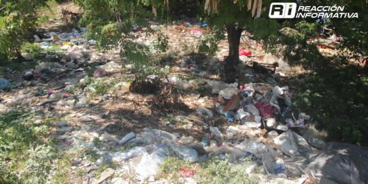 Ciudadanos burlan la autoridad; convierten en depósito de escombros a Estero del Infiernillo