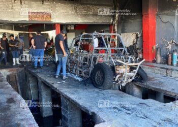 Incendio al interior de un taller de la López Mateos consume un racer