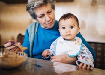 Síndrome de la abuela esclava: cómo abordarlo y prevenir consecuencias en la salud