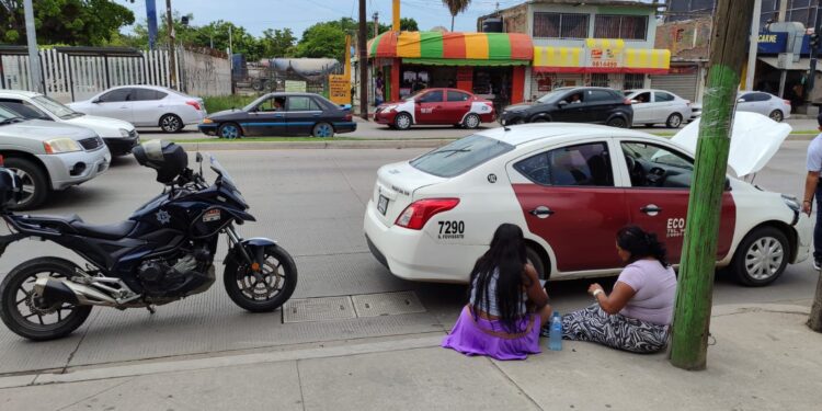 Taxista embiste a mujer y moto en Av. Gabriel Leyva de Mazatlán