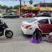 Taxista embiste a mujer y moto en Av. Gabriel Leyva de Mazatlán