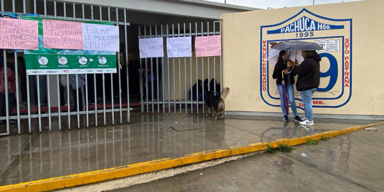 Acusan a prefecta de secundaria de provocar suicidio de estudiante por acoso
