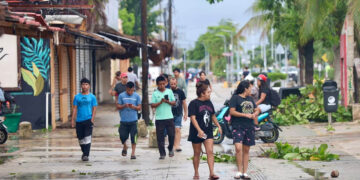 Pobladores de Tulum se Ríen de Beryl: “¡Nos la Peló, Estuvimos en Manos de Dios!”, Celebran Tras Paso del Huracán
