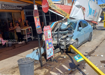 Automóvil choca contra dos negocios en la Francisco Villa