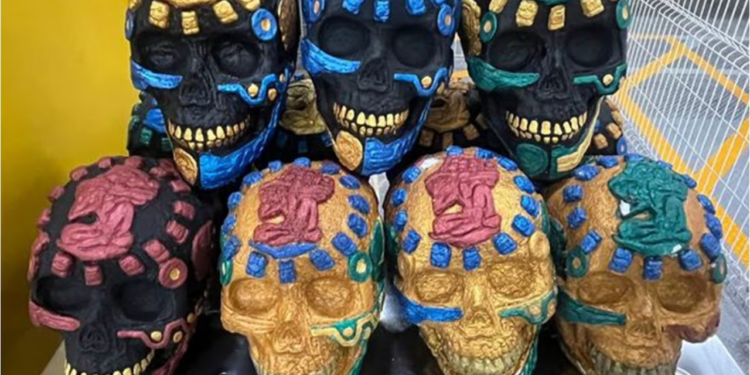 Incautan máscaras prehispánicas con droga crystal en Aeropuerto de Querétaro; serían enviadas a Australia