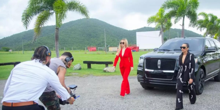 Emma Coronel debuta como modelo en video musical de la abogada de “El Chapo”, tras salir de prisión