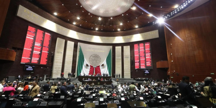 AMLO asegura que la oposición hace el “ridículo” por insistir en la sobrerrepresentación de la 4T en el Congreso