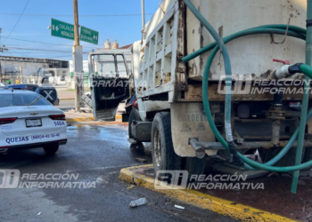 Pipa derriba semáforo a la altura del puente de la Pepsi; al sur de Mazatlán