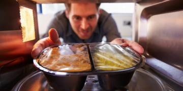 ¿Por qué no deberías calentar tu comida en recipientes de plástico?