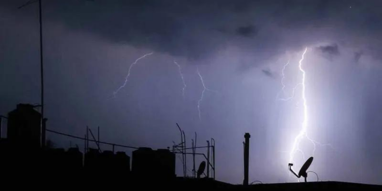 Rayo impacta a dos hombres en Michoacán; uno fallece y otro es reportado grave