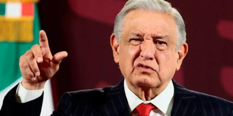 AMLO critica presiones a las autoridades electorales por tema de sobrerrepresentación de Morena