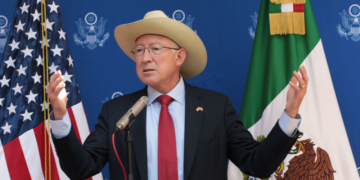 Ken Salazar cambia el discurso; se opone a reforma de AMLO y advierte riesgos en la relación comercial con EEUU: “Necesitamos certeza”