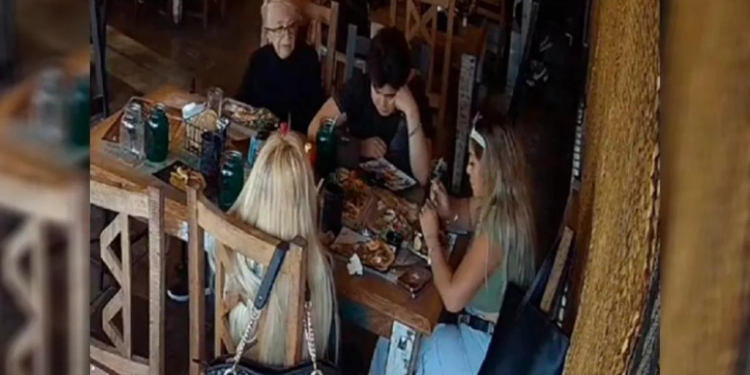 Comensales ‘siembran’ cucaracha en platillo para evitar pagar la cuenta