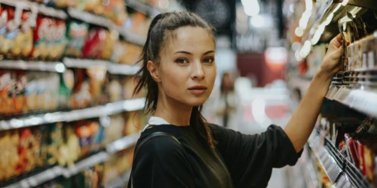 Jóvenes usan los supermercados para ligar; Esto debes poner en tu carrito