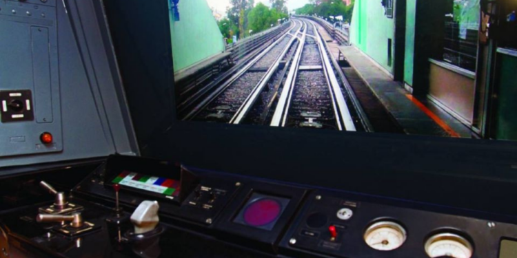 Chofer del metro invita a joven a viajar en cabina de control y abusa de ella