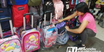 Mochilas “chinas” generan competencia y bajas ventas para comerciantes en Culiacán