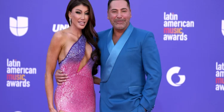 Óscar de la Hoya vuelve a hacer el ridículo con polémico video junto a su pareja