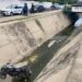 Motociclista termina al fondo de canal pluvial en la Francisco Villa