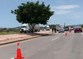 Camión de carga se accidenta casi al llegar a Villa Unión
