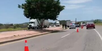 Camión de carga se accidenta casi al llegar a Villa Unión