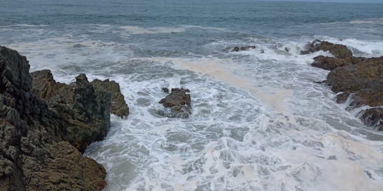 Secretaría de Seguridad Pública de Mazatlán emite alerta por aumento en oleaje