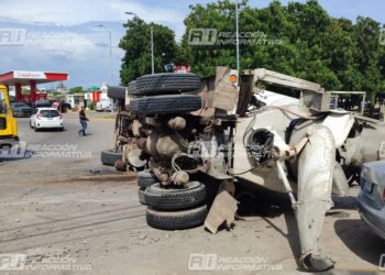 Camión transportador de concreto vuelca en el Libramiento 2