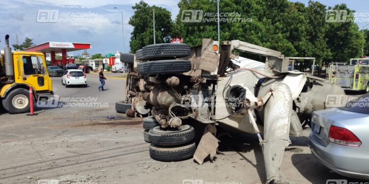 Camión transportador de concreto vuelca en el Libramiento 2