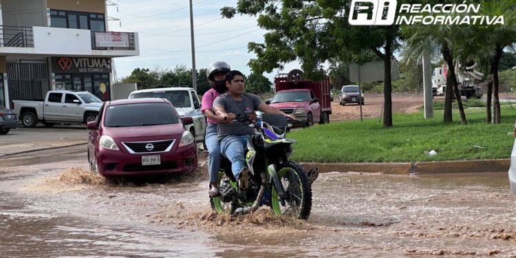 ¿Y el Gobierno?; lluvias “destrozan” vía alterna por construcción de puente de la Colosio, el agua llega a la glorieta de la Santa Rosa