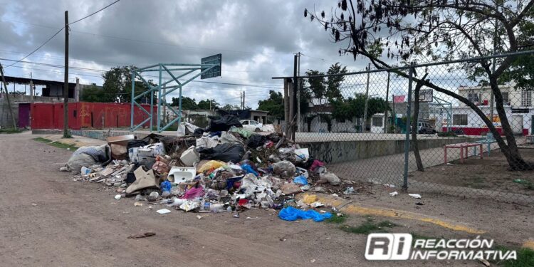 Cerros de basura “decoran” el parque de Doña Chonita en Mazatlán