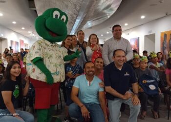 FODEN hace entrega de mochilas con útiles escolares a estudiantes en Mazatlán