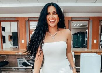 Gomita pierde agencia de management; su madre la defiende