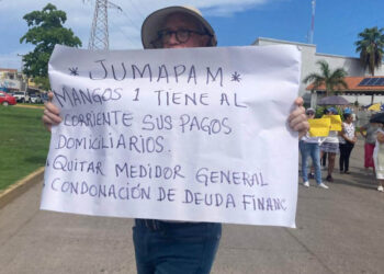 Sin agua y con adeudo de más de 4 mdp se manifiestan colonos de Mangos 1 en Mazatlán