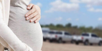 Mujeres dan brutal golpiza a embarazada; el bebé está en riesgo
