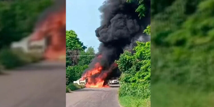Queman vehículos y bloquean carreteras en Michoacán