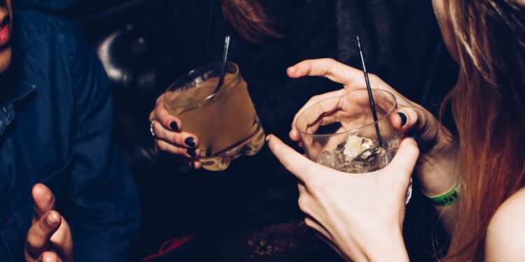 Cuatro de cada 10 adultos en México consumen de forma excesiva alcohol, advierten organizaciones