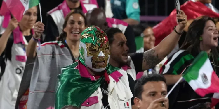 ¡Sombreros de mariachis y máscaras de luchador! Así fue la aparición de México en la inauguración de los Juegos Paralímpicos de París 2024