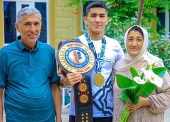 ¿Quién es Asadkhuja Muydinkhujaev? Boxeador que peleará contra Marco Verde en la Final de París 2024
