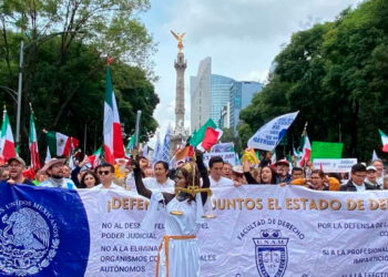 Estudiantes, organizaciones y sociedad civil marchan del Ángel al Senado contra reforma judicial de AMLO
