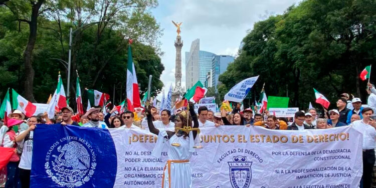 Estudiantes, organizaciones y sociedad civil marchan del Ángel al Senado contra reforma judicial de AMLO