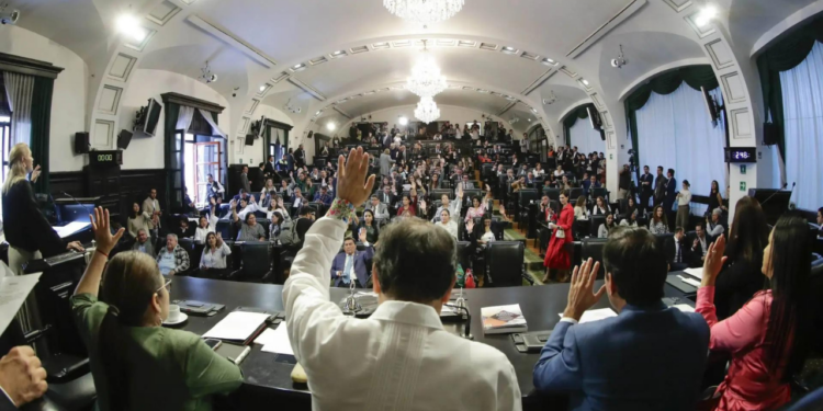 AMLO exige que dejen de presionar a senadores para que voten en contra de la reforma judicial