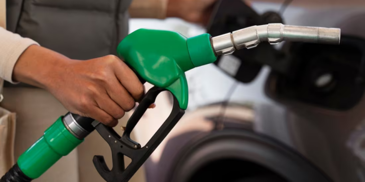 Prepárate para dar el grito: no habrá subsidio para la gasolina Magna, toca pagar la cuota del IEPS completita